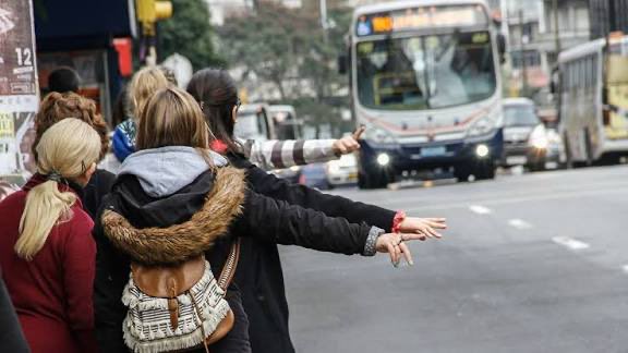 Algún día vamos a hablar de la verdadera ESTAFA del Estado? 

Boletos a 60 pesos (DÓLAR Y MEDIO) 

Ómnibus en precarias condiciones pasando cada 30-45 minutos y teniendo suerte de que paren 

Vas amontonando como ganado

No es serio que cobren tanto por un servicio tan mediocre
