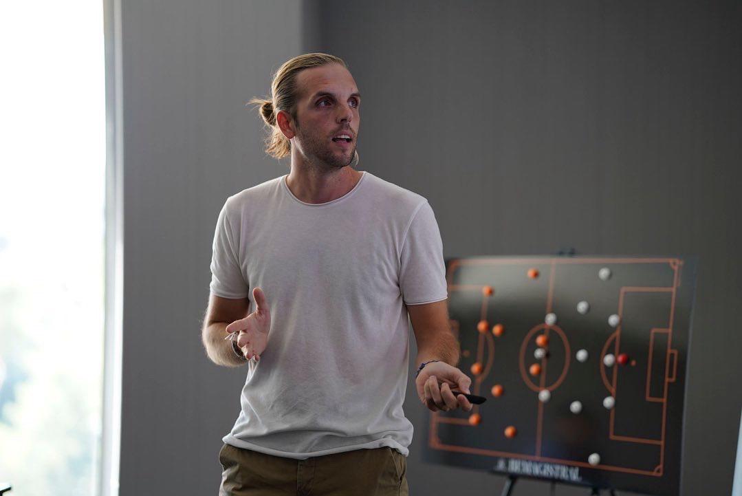 🚨 Who is Andrés García?

From US college football to Atlético Madrid Women, García’s journey is all about growth, vision and passion.

thefootballweek.com/2025/10/15/who…

#footballleadership #womensfootball #coachingpathways