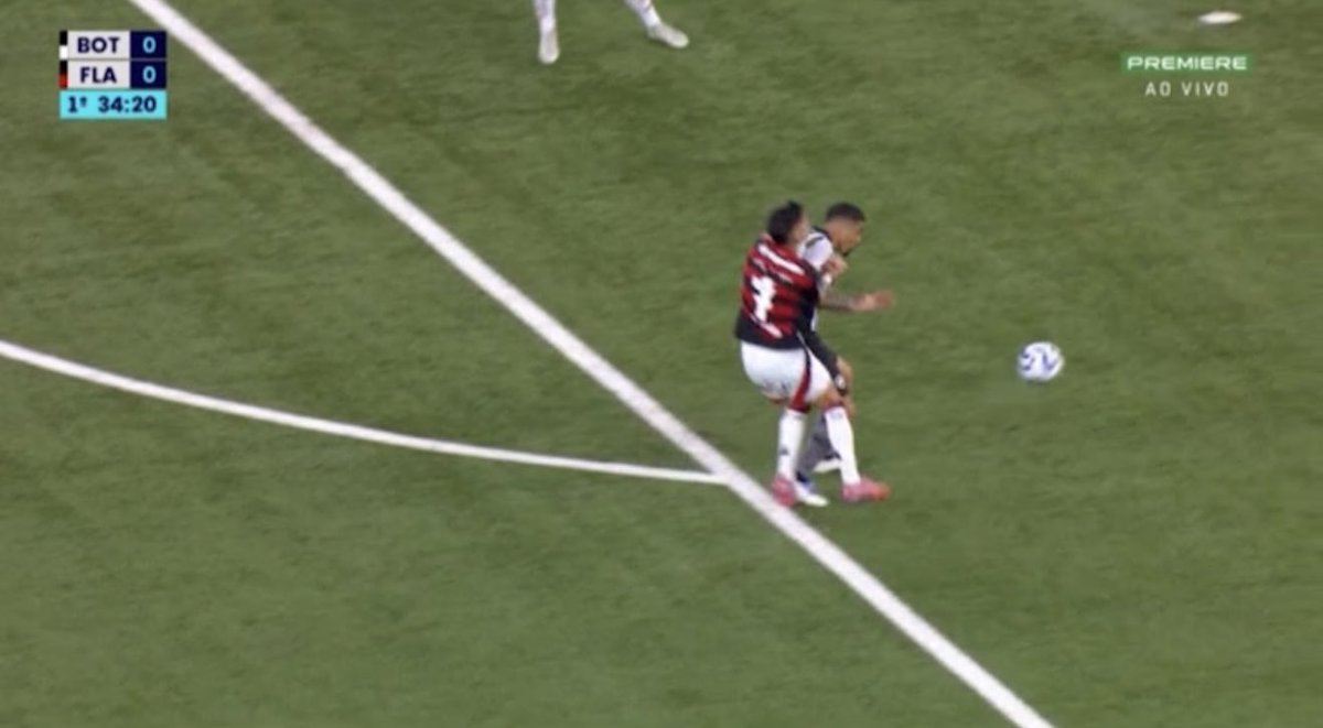 futebol_info's tweet image. PC de Oliveira, comentarista de arbitragem da Globo, afirma que Flamengo teve um pênalti não marcado contra o Botafogo, por pisão de Allan em Luiz Araújo. O árbitro mandou o jogo seguir e o VAR não recomendou revisão.

📸 Reprodução/Premiere