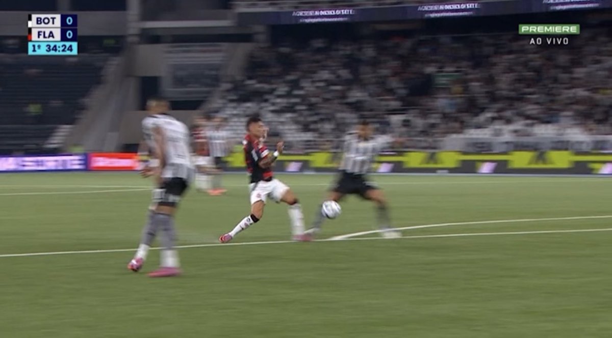 futebol_info's tweet image. PC de Oliveira, comentarista de arbitragem da Globo, afirma que Flamengo teve um pênalti não marcado contra o Botafogo, por pisão de Allan em Luiz Araújo. O árbitro mandou o jogo seguir e o VAR não recomendou revisão.

📸 Reprodução/Premiere