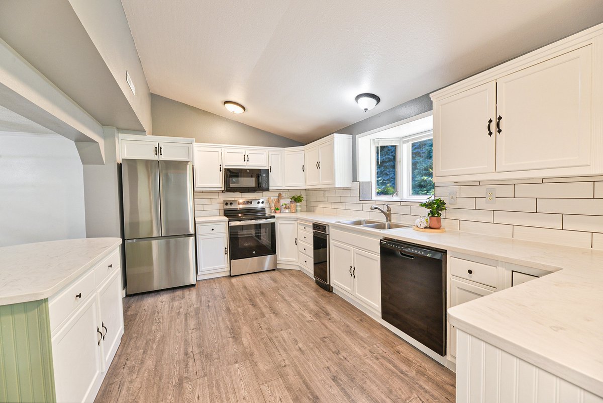 evoreal's tweet image. Stunning Northside Home on Acreage with a Shop, addl structures, and a year-round creek! All under 600K, Wow. See More Info here: evoreal.net/property/84-20… #spokanerealtor #spokane #littlespokaneriver