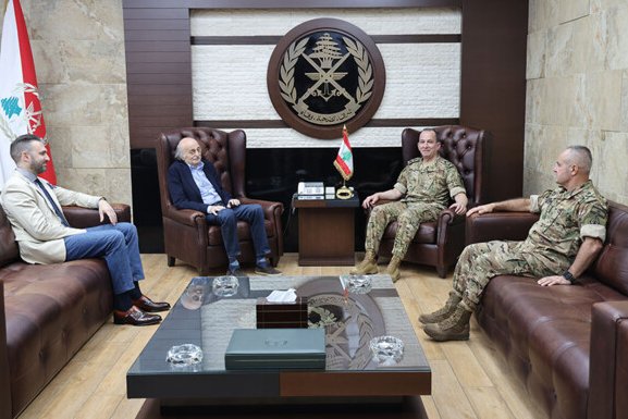 استقبل قائد الجيش العماد #رودولف_هيكل في #اليرزة كلاً من النائب السابق #وليد_جنبلاط ورئيس الحزب التقدمي الاشتراكي #تيمور_جنبلاط كما استقبل النائب #ميشال_معوض حيث جرى البحث في الأوضاع العامة والتطورات على الساحة اللبنانية 🇱🇧