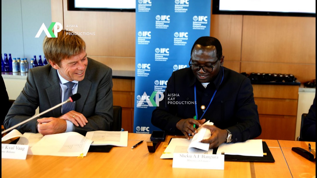 shekufantamadi's tweet photo. Signing of 40MW SCATEC Solar Project Agreement
Minister of Finance (Mr. Sheku Fantamadi Bangura) signed a landmark agreement with SCATEC, paving the way for the installation of a 40-megawatt solar power facility in Kamakwe, Northern Sierra Leone. #Solarpower https://t.co/UbsF1gaWPV