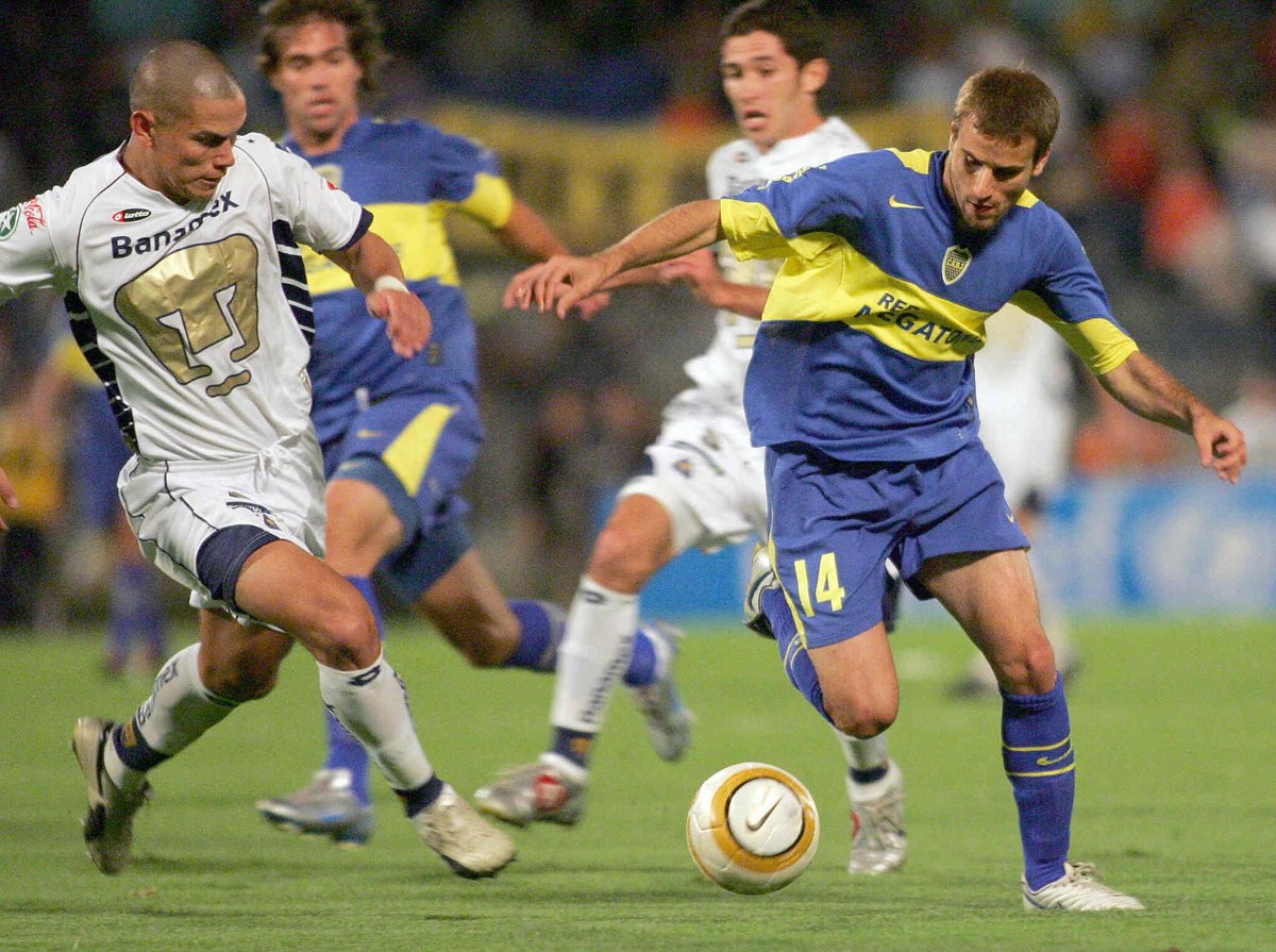 Darío Verón marcando a Rodrigo Palacio

⭕️<a href="/BocaJrsOficial/">Boca Juniors</a> vs <a href="/PumasMX/">PUMAS</a> 

📍Copa Sudamericana 2005