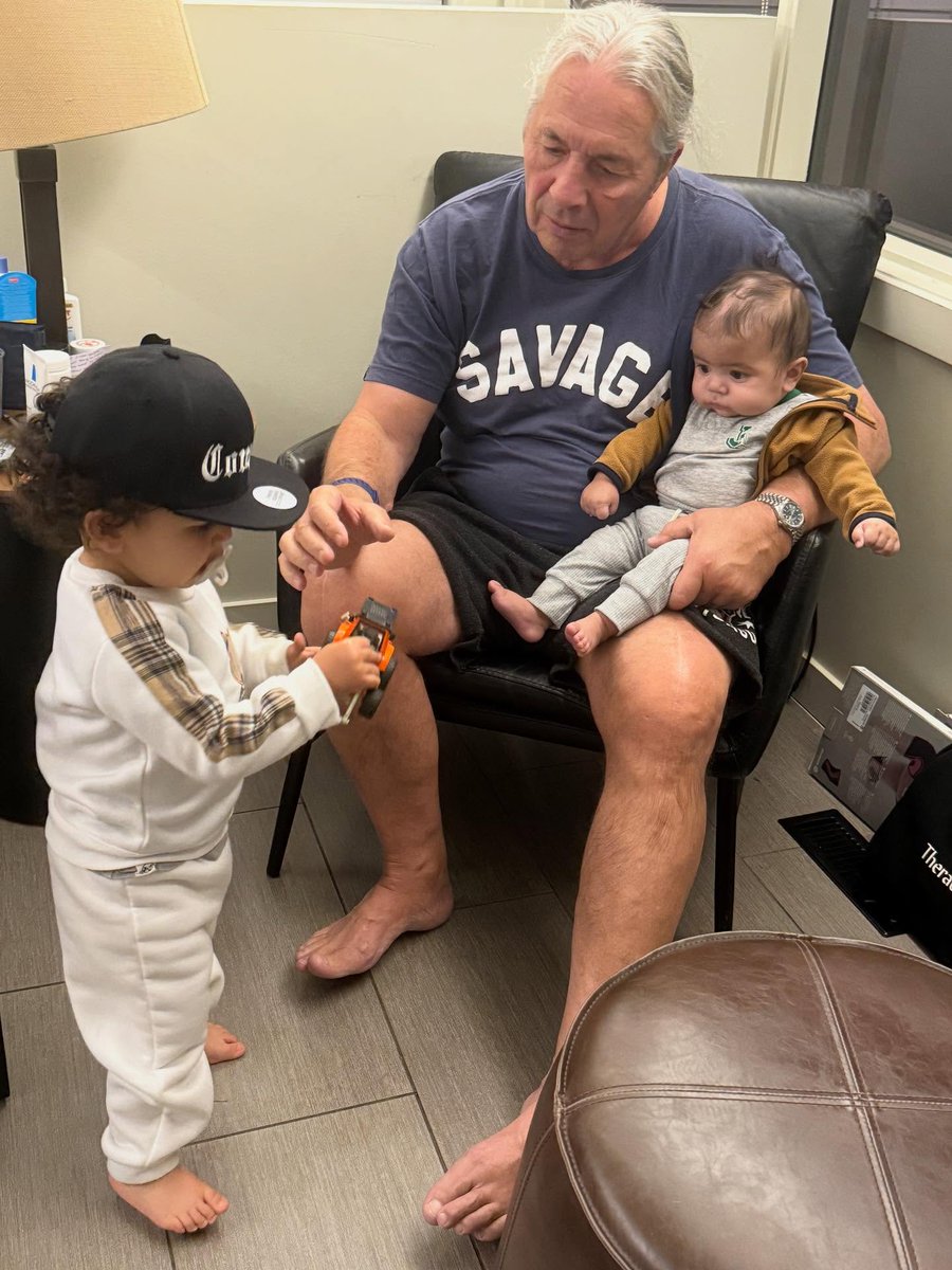 IANdrewDiceClay's tweet image. Bret and his grandkids today. After he pulled out of an appearance, its great to see him with the loved ones.
