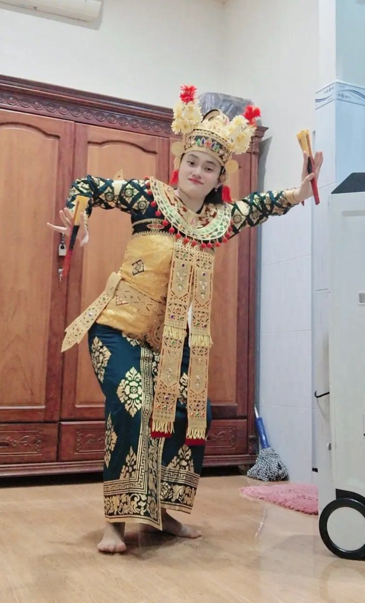 nhi_8a3's tweet photo. 🌺Condong costume from Bali...made by me😁🌺
#Bali #Condong https://t.co/R66GTEa2g4