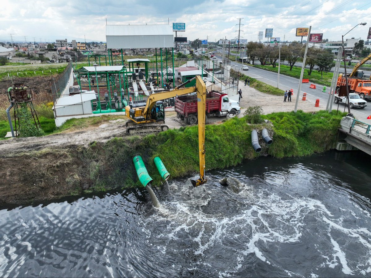 delfinagomeza's tweet image. Esta tarde hice un recorrido de supervisión de los trabajos que se realizan en el Cárcamo de Bombeo “San Mateo Atenco”, los cuales ayudan a que durante en esta temporada de fuertes lluvias, los niveles del río se mantengan y se puedan prevenir afectaciones.
#ElPoderDeServir