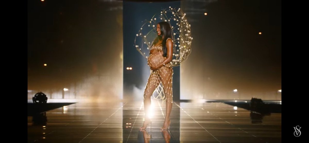 SidibeAmina2's tweet photo. Queen!! #VSFashionShow #VSFashionShow2025 https://t.co/LfTERNqCxv
