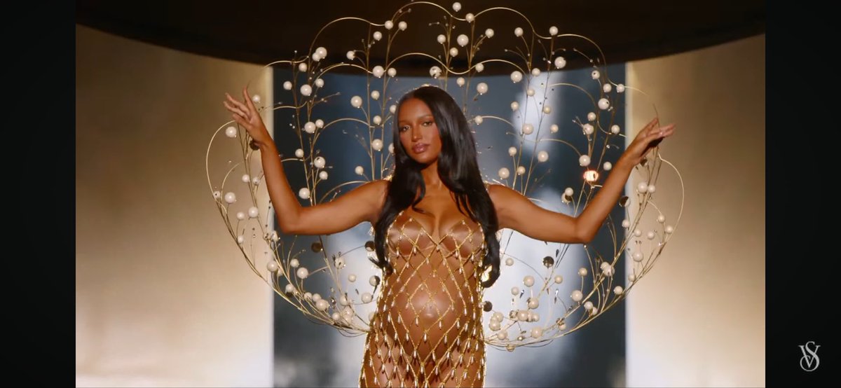 onlyxmodels's tweet photo. Opening the show in pure elegance ✨ Jasmine Tookes kicks off the Victoria’s Secret Fashion Show 2025 in style! 🪽 #VictoriaSecret #VSShow #VSFashionShow #RunwayVibes https://t.co/nwNFnQGvyQ