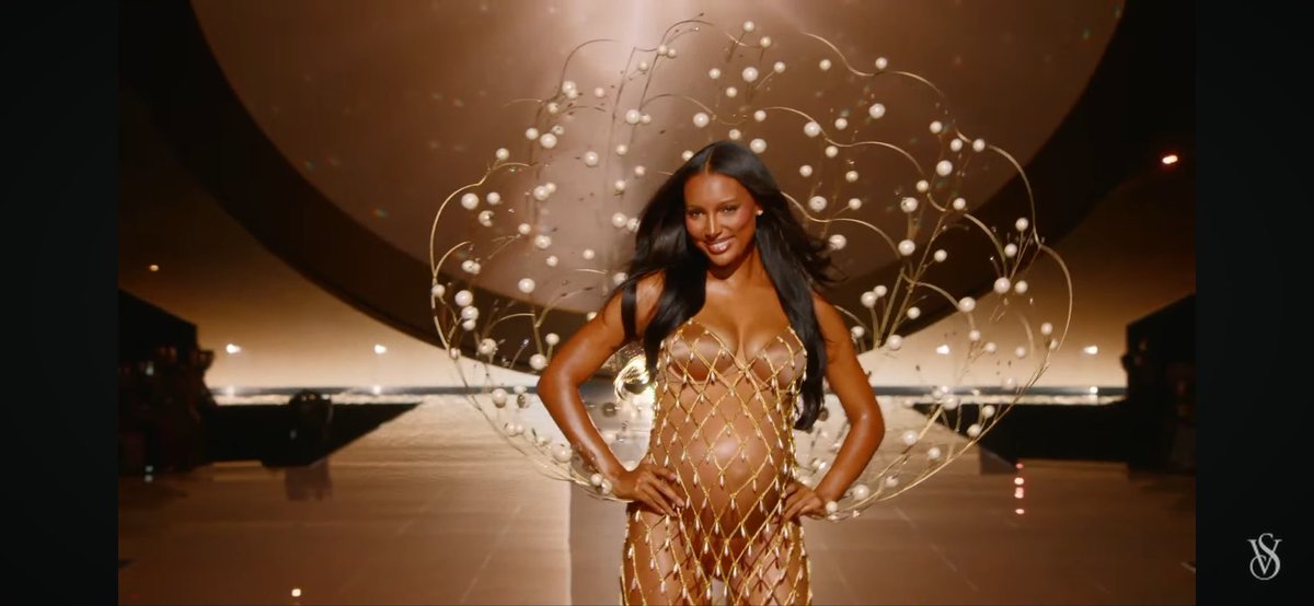 onlyxmodels's tweet photo. Opening the show in pure elegance ✨ Jasmine Tookes kicks off the Victoria’s Secret Fashion Show 2025 in style! 🪽 #VictoriaSecret #VSShow #VSFashionShow #RunwayVibes https://t.co/nwNFnQGvyQ