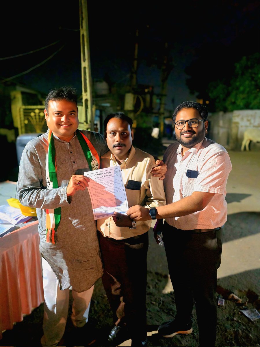 ગાંધીધામ કોંગ્રેસ દ્વારા તલાવડી વિસ્તાર સુંદરપુરી ખાતે આયોજિત "વોટ ચોર, ગાદી છોડ" સહી ઝૂંબેશ કાર્યક્રમ માં ઉપસ્થિત રહ્યા.

જનનાયક અને લોકસભાના નેતા વિપક્ષ શ્રી <a href="/RahulGandhi/">Rahul Gandhi</a> જી દ્વારા ઉઠાવવામાં આવેલ “વોટ ચોરી”નો મુદ્દો આજે દેશવ્યાપી જનઆંદોલનનું સ્વરૂપ ધારણ કરી ચૂક્યો છે.

આ 'વોટ