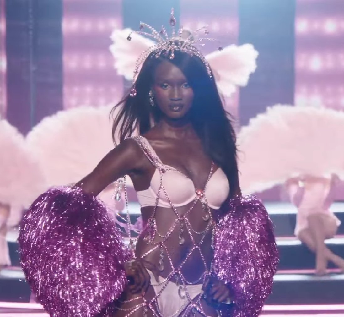 This goddess my jaw dropped #VSFashionShow