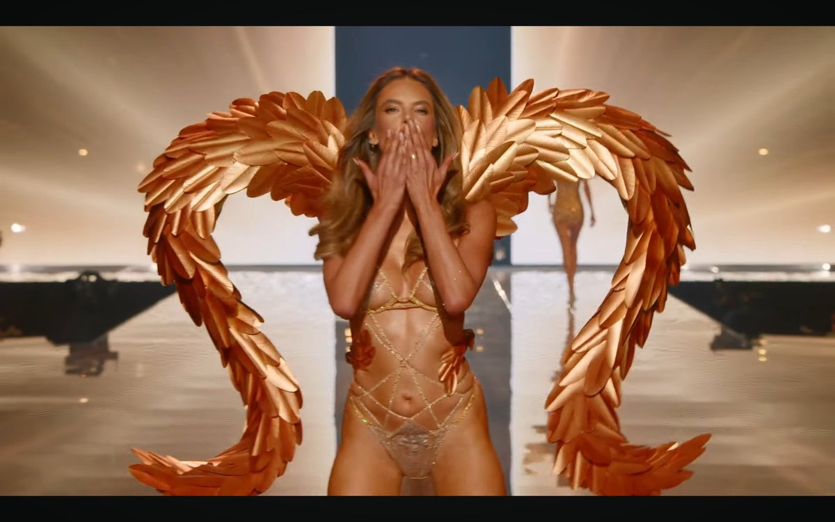 nahn_ni's tweet image. 🎀✨ queens ✨🎀

 #VSFashionShow