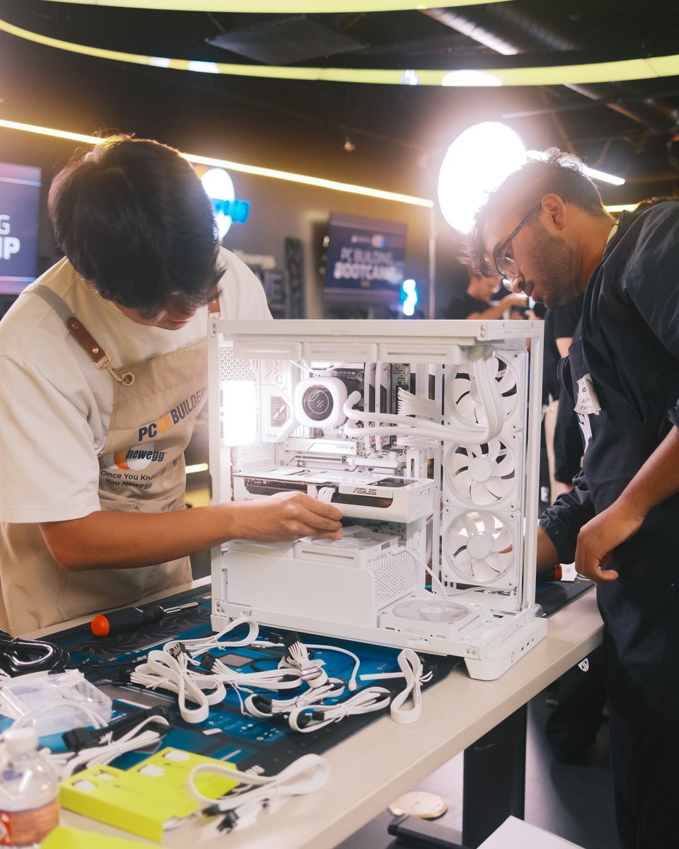 CORSAIR's tweet image. Think you could win the Build Bootcamp and take home 2 gaming PCs? 👀
💬 Let us know if we should bring it back for round 2 to be entered for WHITE FRAME 4500X + Intel Core Ultra 265K + RTX 5070 12GB Build!