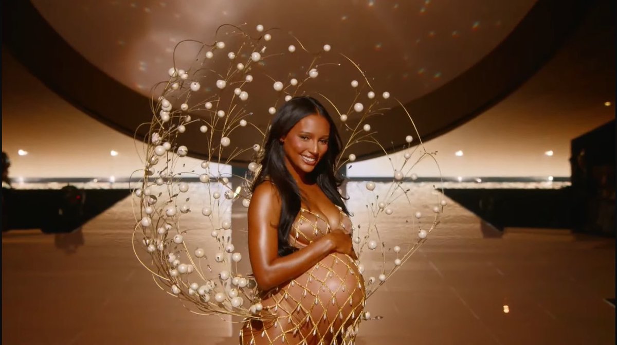 ꫂ ၴႅၴ. on X: "— jasmine tookes, the woman you are opening the show!  pregnant & slaying! victoria's secret fashion show 2025 🏹🤎✨🪽  https://t.co/GVEj5SCXAQ" / X