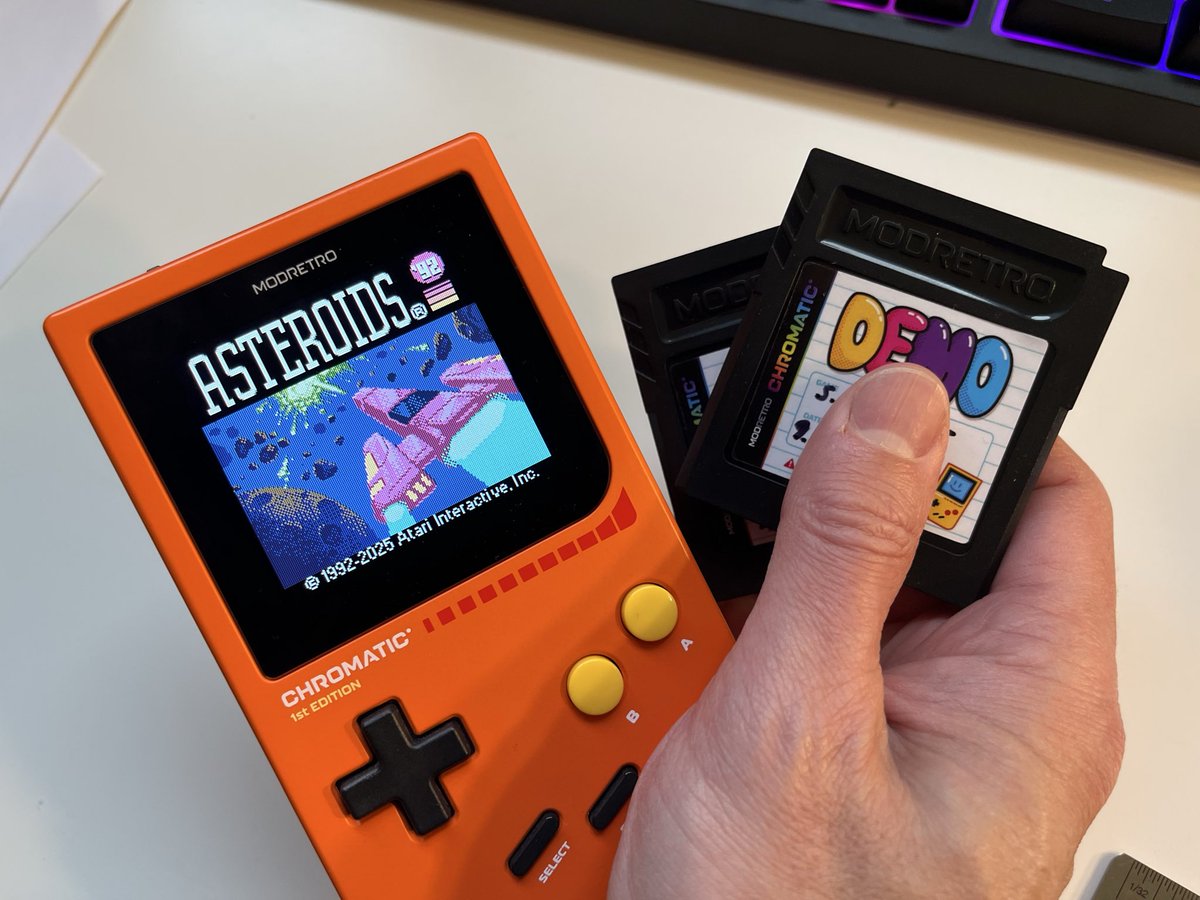 lapetino's tweet image. At @atari we just announced a rad collab, a love letter to ‘90s handheld game fans.
We worked w/ @modretro (makers of the excellent Chromatic that plays OG GB & GBC games) to revive 3 of our classic titles in full ‘90s form. 🧶