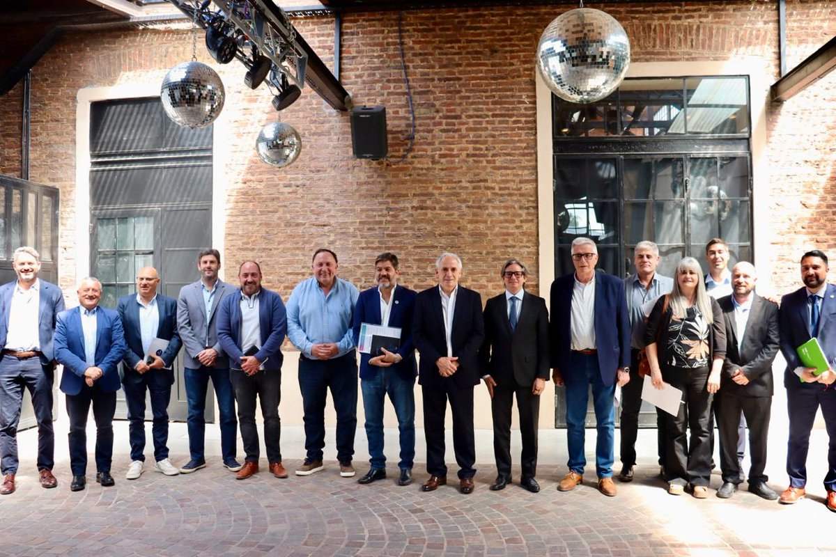 En Chascomús, <a href="/chrisasinelli/">Christian Asinelli</a>, vicepresidente de Programación Estratégica de CAF, se reunió con intendentes de municipios de la Provincia de Buenos Aires junto al intendente local, <a href="/javier_chgaston/">Javier Gastón</a>, y el Ministro de Gobierno de PBA <a href="/Carli_Bianco/">Carli Bianco</a>. 

El encuentro, enmarcado en el