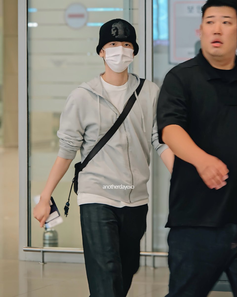 anotherdayexo's tweet photo. 잘 쉬어~🤍
251015 ICN 

#BAEKHYUN #백현 https://t.co/ubIE3xR0Jl