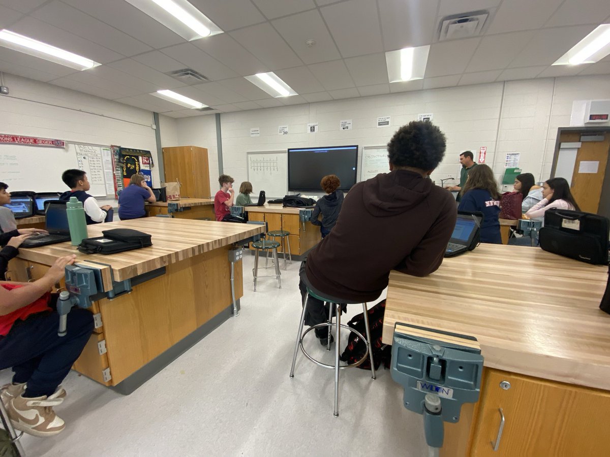 BQattheView's tweet photo. Middle School Robotics and Art club in action today afterschool @Clearview_NJ https://t.co/sWThtYjR7r