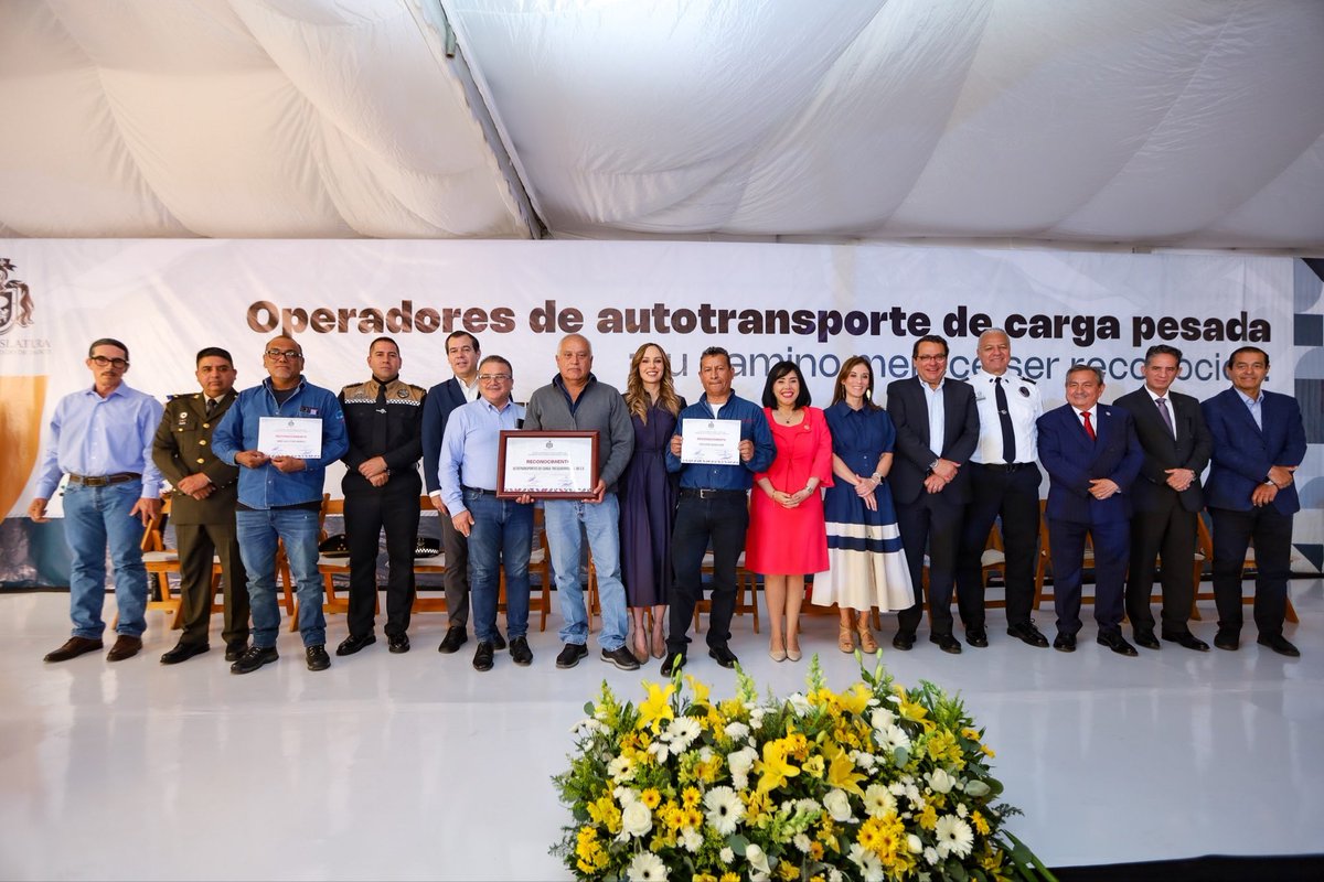 ¡El camino de las y los operadores de autotransporte de carga pesada merece ser reconocido! 🚚👏🏻

En Jalisco, gracias al respaldo de la <a href="/CANACAR_ROccdte/">CANACAR Región Occidente</a>, su labor significa más que conducir un camión. Ellas y ellos son el motor de nuestras industrias ya que hacen posible que los