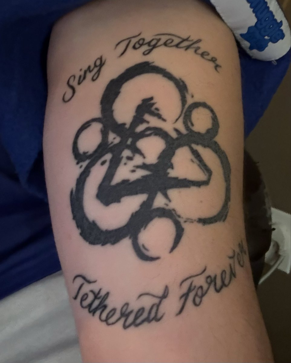 BaxterBunnyVT's tweet image. 🍋6 DAYS TILL DEBUT🍋

Fun fact! I, the person behind the person behind the model, have the same tattoo as my vtuber self, except I added some song lyrics to it! Was really happy papa @KizokuHan added the detail to the model. A very happy personal touch to the design.