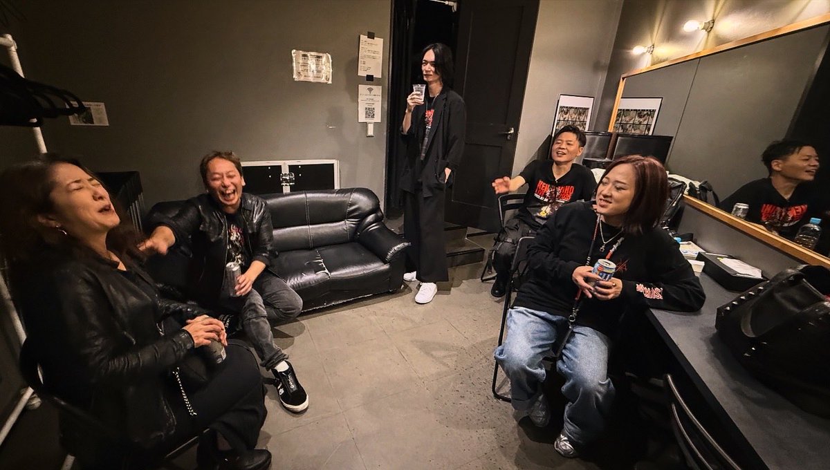 lion_vox's tweet photo. 【いま一時、もう少しだけLIVEの余韻を】シリーズ

終演後、楽屋で打ち上がる人達✨🍻☺️

まことサンの為に沢山 お酒(主にビール)買ってたンだけど、流石に まことサン お1人では飲み切れない物量だったから そこそこ余ってたのに、LIVE後に客席とか回って挨拶して戻ったら全部 飲み終わって無くなってた🤣wwww

ゆーてもウチのメンバーも皆 結構 飲むの好きなメンバー多いからww

…そして、行き着く間も無く・息つく間も無く、
『次のLIVE』が始まります！！笑

そう、直近は10月18日、『月のLIVE』です✨🌕☺️

↓

★Øctober LIVE ②★

【LIVE YEAR 2025 -Moonlight Blue(s)-】
月が綺麗で死んでもいいわ🌕
 〜 辿り着いたらいつもお月見🎑 〜

 2025.10.18
 20:00〜(予定)

@ #Corom Lemon Studio
(※ミノ ケンジのルーム)

▼購入はこちら
 https://t.co/OhxZ8YSAvn

『月』をテーマにした選曲を据えながら、10月12日のLIVEの余韻にも浸れるようなセットを予定しております。

エレクトリックとアコースティック、静と動、もしくは陰と陽☯️。

高橋まことサンをゲストに迎えて開催しました『Øctober LIVE』のVol.1と『対』になっているようなイメージで捉えて頂ければ、と思います☺️👍✨

『周年記念』のLIVEイヤー。
全身全霊、渾身のLIVEを是非、存分にお楽しみください！！！

ご来場、心からお待ちしております！！🫡

#俺たちはBOOWYを卒業できない
#俺たちはボーイを卒業できない
#伝説の男 がスペシャル・ゲストとして #LIVE参戦！！
#自らのルーツと伝説のバンドに向き合うLIVE
#BOOWY
#ボーイ
#LIVE イヤー
#周年イヤー
#周年LIVE
#来恩
#21stAnniversaryBoy
#life_is_very_short
#コロム
#全力中年
#いま出来ることをする
#いまを生きる
#今を生きろ
#seize_the_day
#情熱の行方と人生が何処へ行くかなんて知らなくていい
#life_is_very_short
#この世は遊び場
#人生はアソビ
#トコトン遊ぶぜ人生を！！
we r #HomoLudens