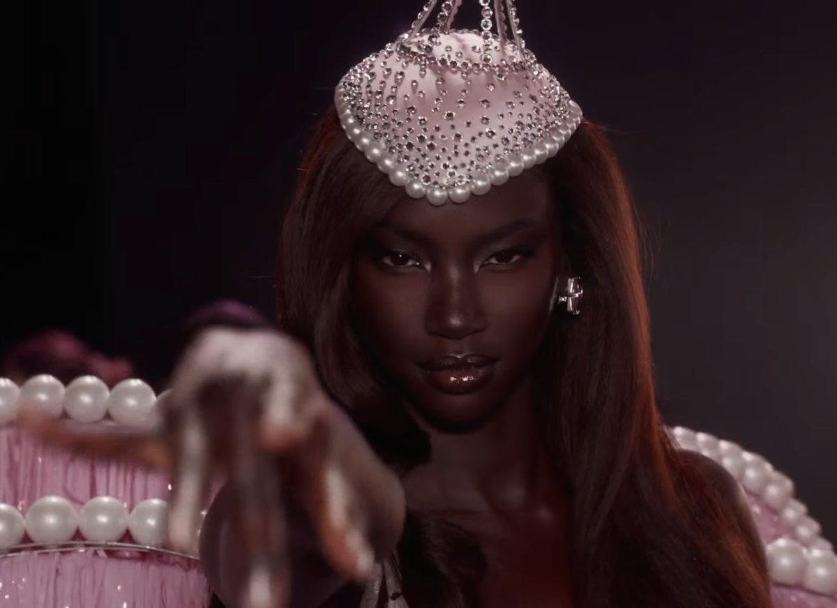 swiftkatseye's tweet image. FACECARD IS INSANE #VSFashionShow