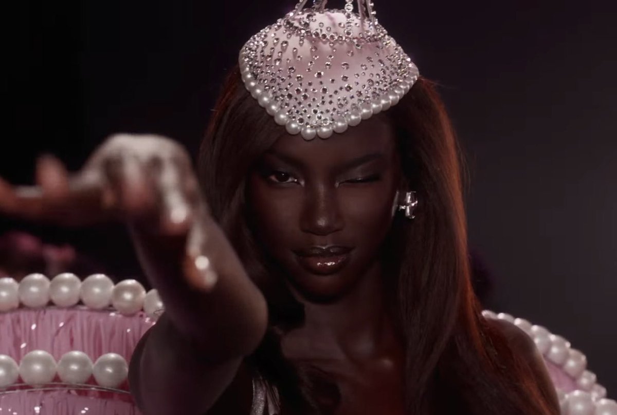 swiftkatseye's tweet image. FACECARD IS INSANE #VSFashionShow