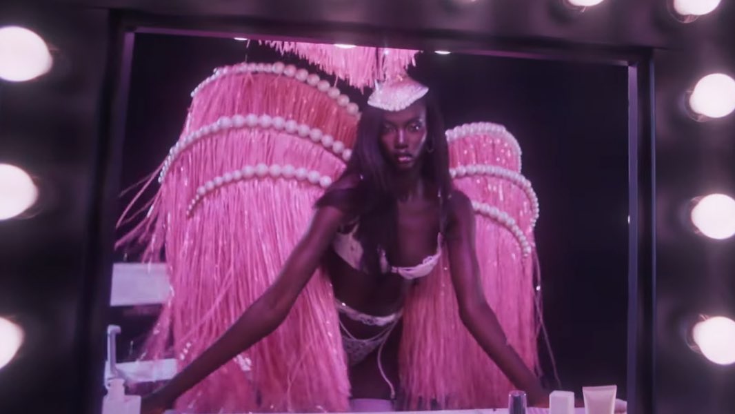 serenatureza's tweet image. ELA NÃO É DESSE MUNDO #VSFashionShow