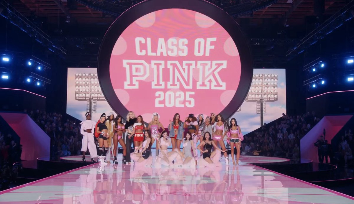 TWICE_TOUR_'s tweet image. CLASS OF PINK✨🪽
TWICE LIGHTS UP VSFS
#TWICExVictoriasSecret
#VSFashionShow