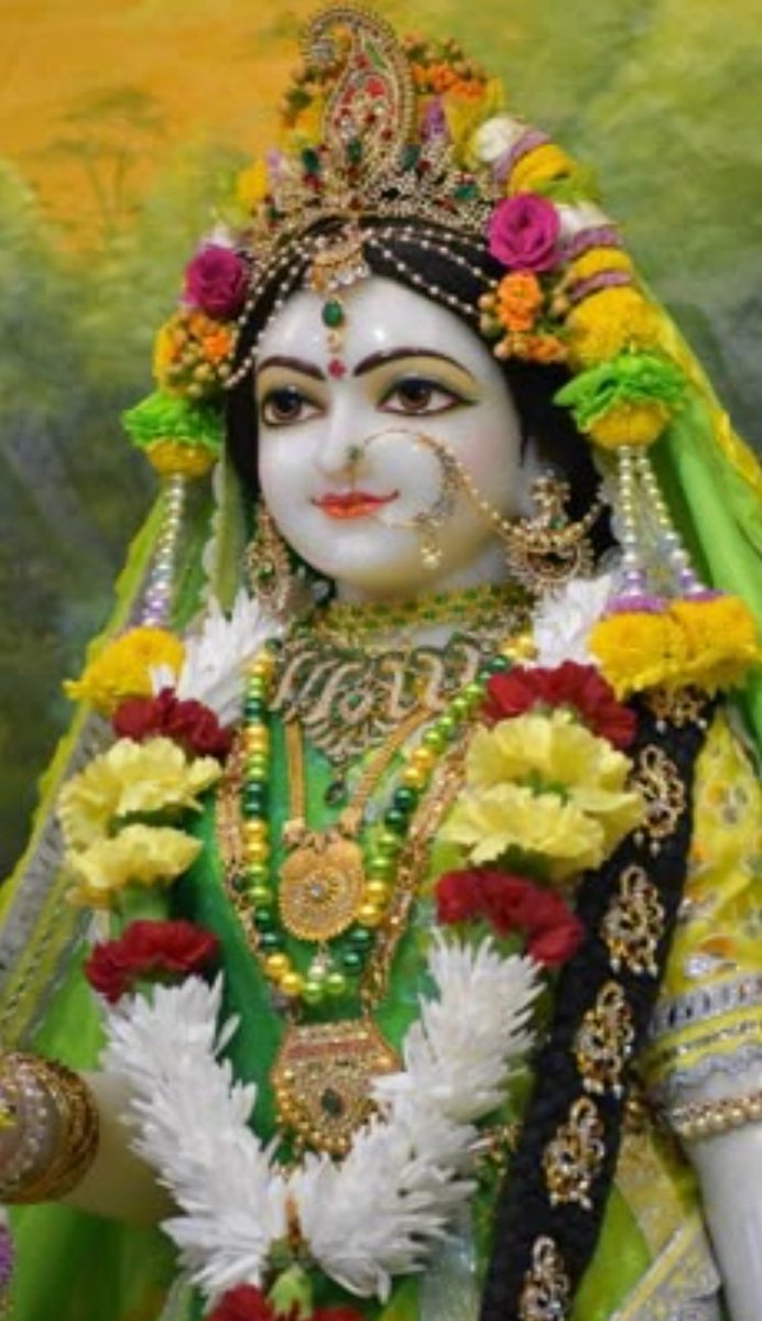 “राधा नाम की रेखा लिखी हो जिस हृदय पर, वहाँ कृष्ण स्वयं निवास करते हैं।”

राधा राधा 💖