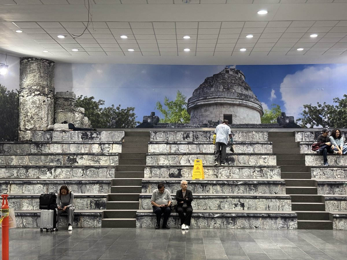 Que genio al que se le ocurrió forrar la sala de espera del Aeropuerto de México así.