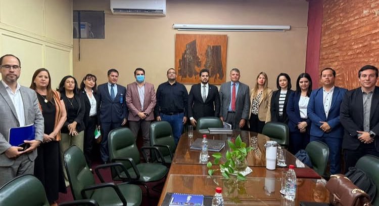 Desde la Cámara de Diputados, asumí el compromiso de trabajar por una Asunción más ordenada, segura y con mejores servicios para todos sus habitantes.
Estos son algunos de los avances y gestiones que impulsamos desde mi labor parlamentaria:
✅ Defendimos los intereses de los