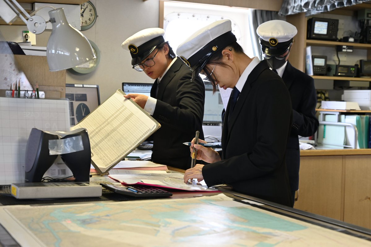 海鷹丸 乗船実習レポート】 10月15日 東京出港時はまだ夏服でしたが