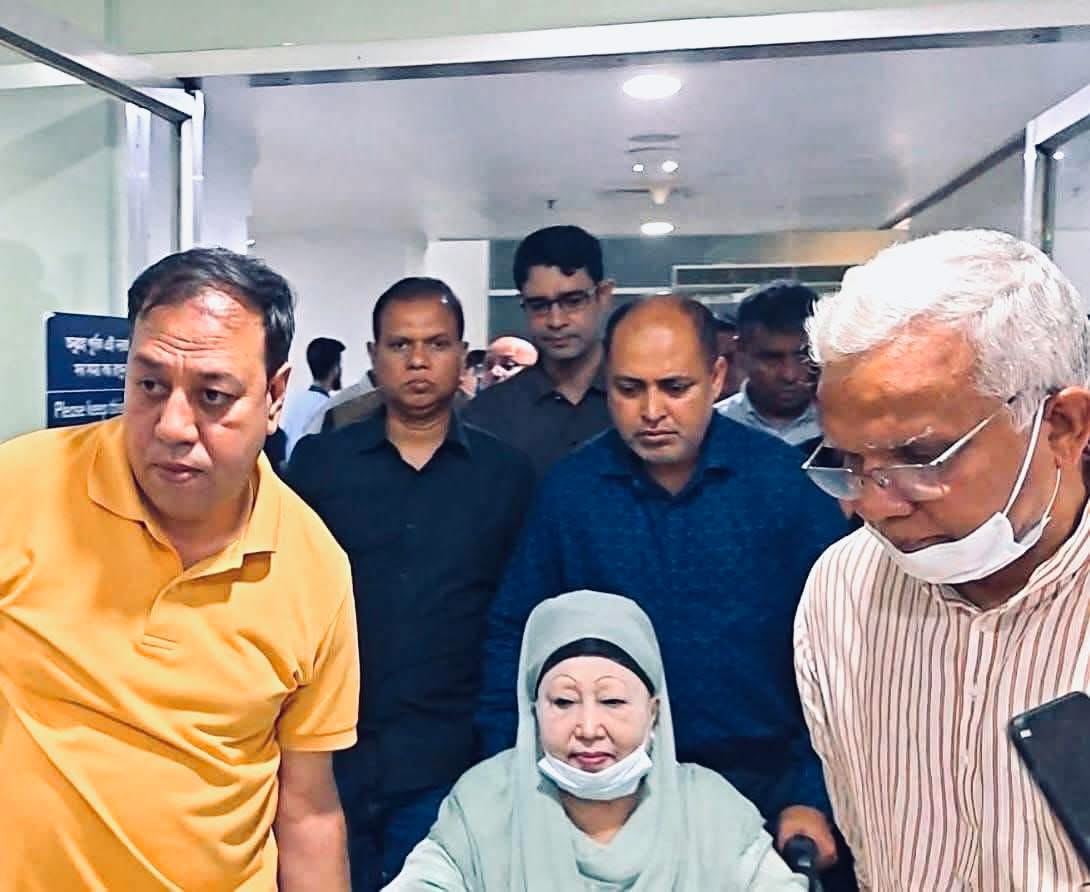 বিএনপি চেয়ারপার্সন ও দেশনেত্রী বেগম খালেদা জিয়া নিয়মিত স্বাস্থ্য পরীক্ষার জন্য রাজধানীর এভারকেয়ার হাসপাতালে ভর্তি হয়েছেন।বুধবার রাত ১১টা ৪০ মিনিটে তিনি গুলশানের বাসভবন থেকে হাসপাতালের উদ্দেশে রওনা হন। মেডিকেল বোর্ডের পরামর্শে বেগম খালেদা জিয়াকে হাসপাতালে ভর্তি করা হয়।