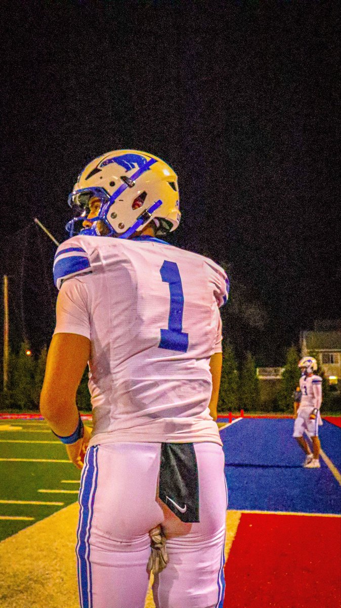 Week 6 highlights, big win over a really good 4A team.

Stats
- 4 Rec
- 80 yards 
- 1 TD
- 10 tackles 
- 1PBU

hudl.com/v/2SxZ4t