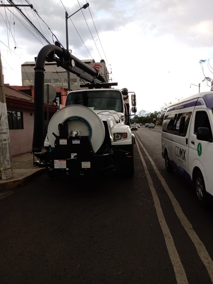 SEGIAGUA's tweet image. #Tlaloque 🌧️ #BrigadaSEGIAGUA 🚚 se encuentra desplegada en diversos puntos estratégicos de la #CDMX con guardias ante las lluvias que se han presentado durante el día hasta esta hora. 
#OperativoLluvias2025🌧️