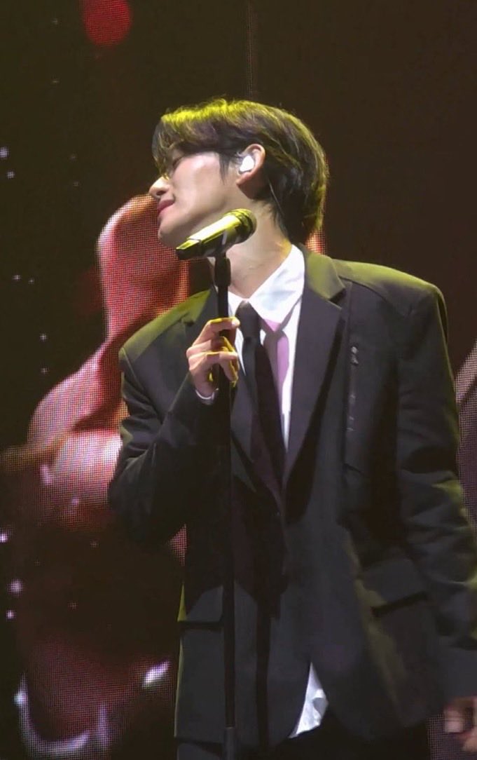 u_han94's tweet photo. This Jongdae photo is too museum-core  too perfect to be real! https://t.co/5QYZGGDLCZ