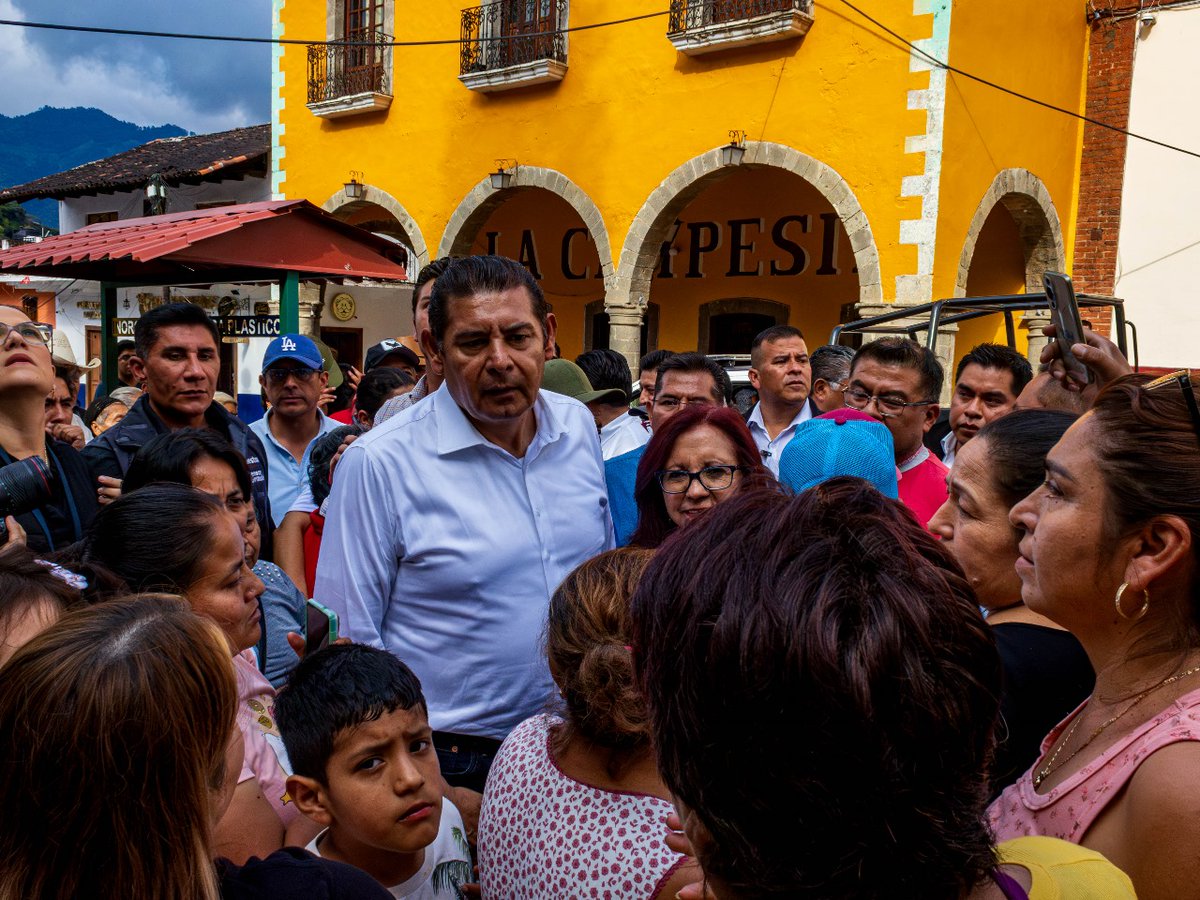 Poder Noticia (@podernoticiapue) on Twitter photo 🙋🏻♀️🙋Habitantes de #Pahuatlan celebran la llegada del gobernador <a href="/armentapuebla_/">Alejandro Armenta</a> 🧑🏻⚖️
⛈️Tras haber sido fuertemente dañados por la tormenta tropical *Jerry*, uno de los municipios más afectados en la Sierra Norte.
🤝Agradecieron el respaldo del gobernador y las acciones que está 🙋🏻♀️🙋Habitantes de #Pahuatlan celebran la llegada del gobernador <a href="/armentapuebla_/">Alejandro Armenta</a> 🧑🏻⚖️
⛈️Tras haber sido fuertemente dañados por la tormenta tropical *Jerry*, uno de los municipios más afectados en la Sierra Norte.
🤝Agradecieron el respaldo del gobernador y las acciones que está