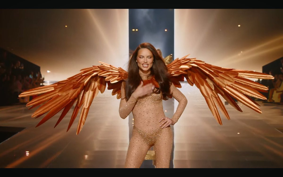 E no final o que importa é a mami adriana lima desfilando no victoria's secrets pra felicidade do brasil #VSFashionShow