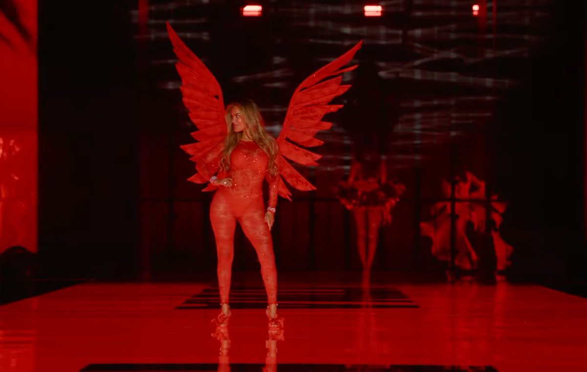 adriasmonica's tweet photo. HER SEGMENT WAS SO GOOD  #VSFashionShow https://t.co/coHXnw5OGQ