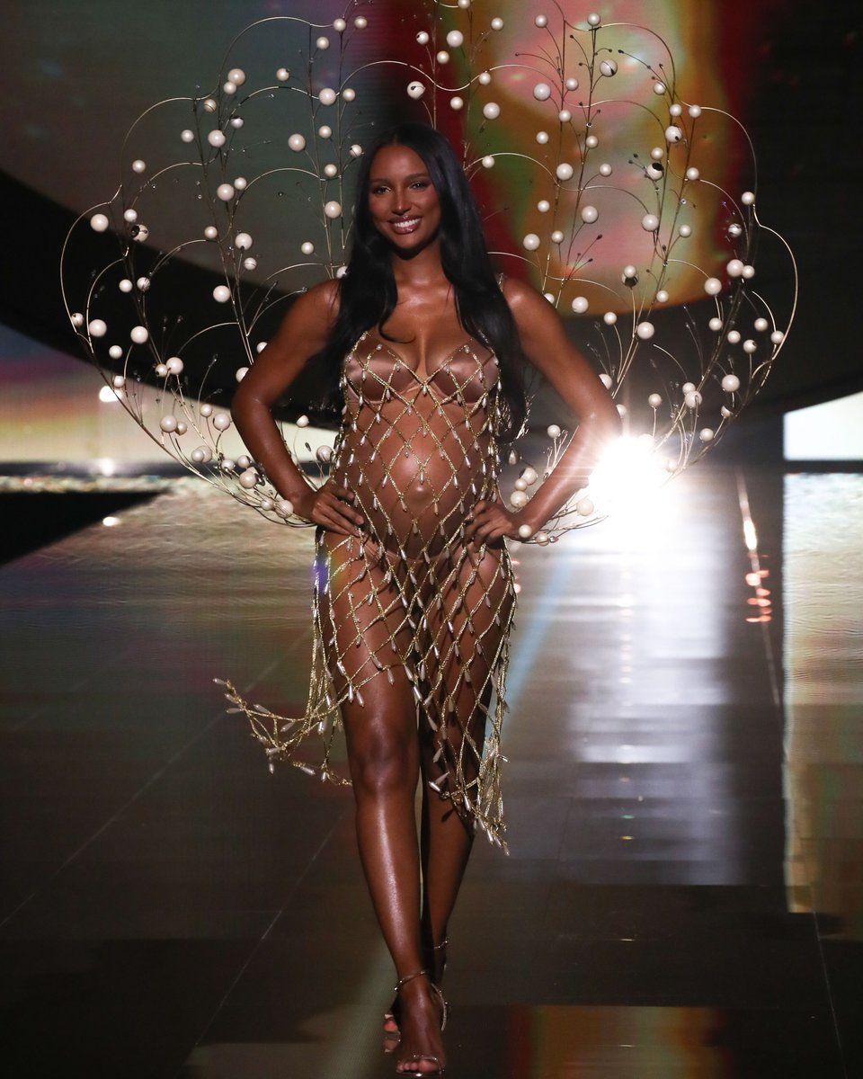 Jasmine Tookes opens the #VSFashionShow. 😍✨ (📷: Getty, Shutterstock)