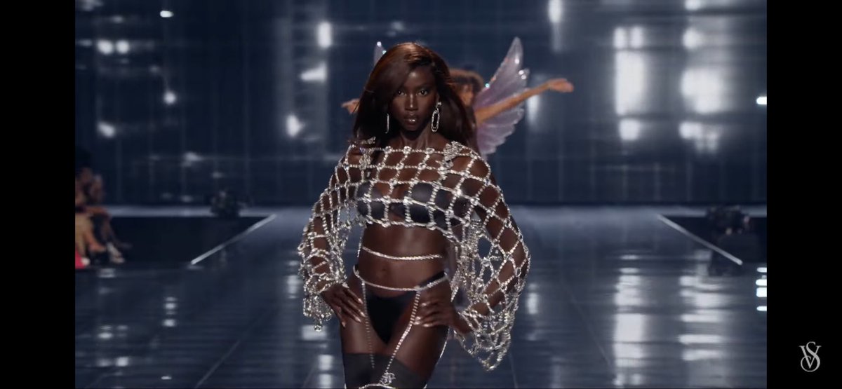 ryuxtten's tweet photo. DIVA  #VSFashionShow https://t.co/cCBIRlfk0U
