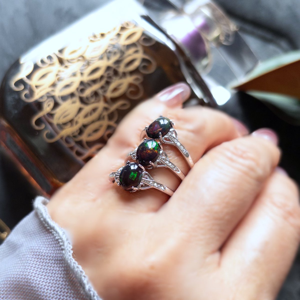 おはようございます💎🌿ご支援心からの感謝です🙏✨

久しぶりのリング❣️💍
『ブラックオパール』フリーサイズのリングです☺️✨

指輪の撮影に慣れていないので
いまだに四苦八苦💦
今日も引き続き撮影＆ページ作成📸🗒️✍️頑張ります💪✨そして欲張ってオーダーも進めたい🥹💗
minne.com/@minor-chord
