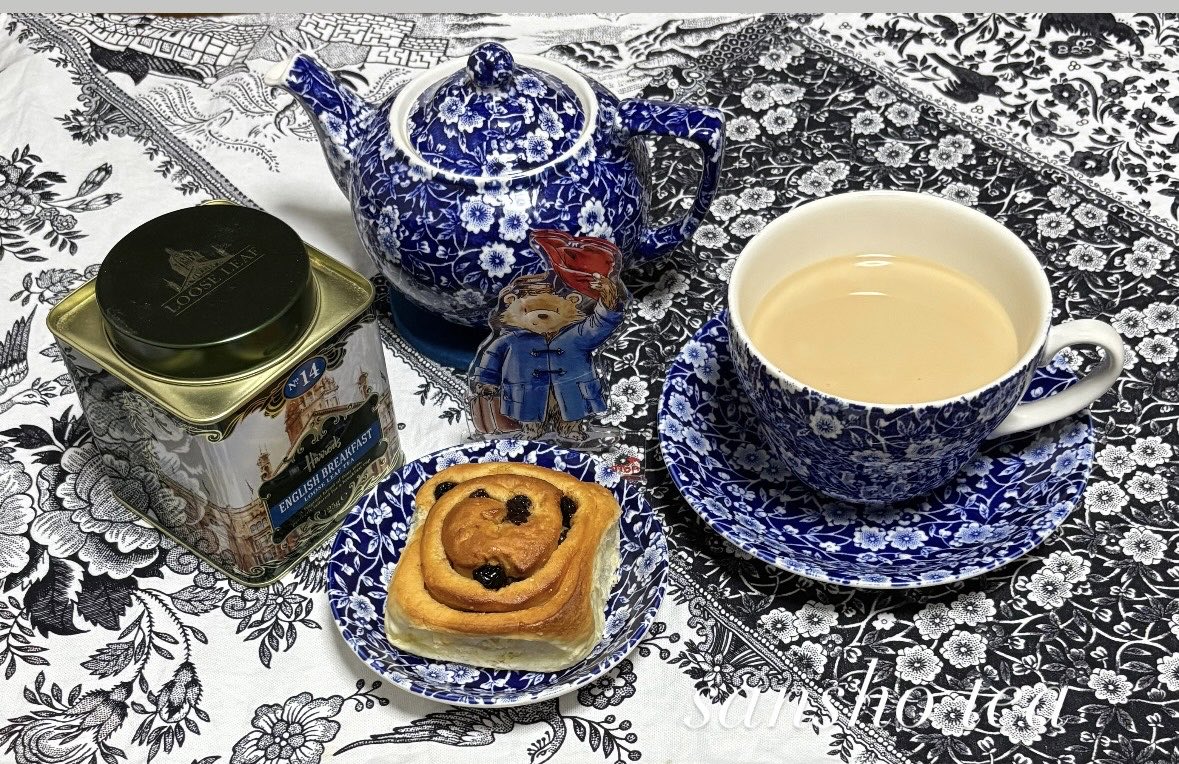 sanshotea's tweet photo. Dear Aunt Lucy
ENGLISH BREAKFAST No.14 / Harrods
バーレイのB/Fカップでたっぷりミルクティー☕️☺️
朝食は、Partridgesさんの
チェルシーバンズ シナモン&レーズン✨✨
優しいシナモン風味にいっぱいのレーズン💓
#Partridges
#英国フェア2025
#茶好連 https://t.co/PmgxdYmw8N