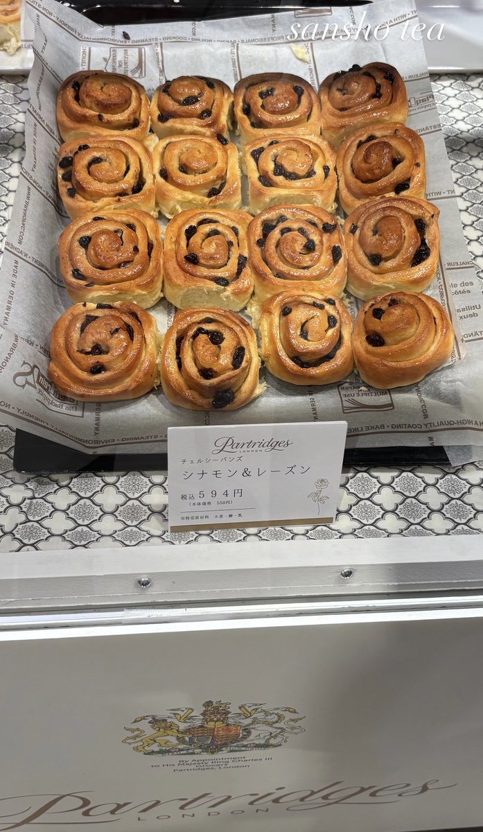 sanshotea's tweet photo. Dear Aunt Lucy
ENGLISH BREAKFAST No.14 / Harrods
バーレイのB/Fカップでたっぷりミルクティー☕️☺️
朝食は、Partridgesさんの
チェルシーバンズ シナモン&レーズン✨✨
優しいシナモン風味にいっぱいのレーズン💓
#Partridges
#英国フェア2025
#茶好連 https://t.co/PmgxdYmw8N