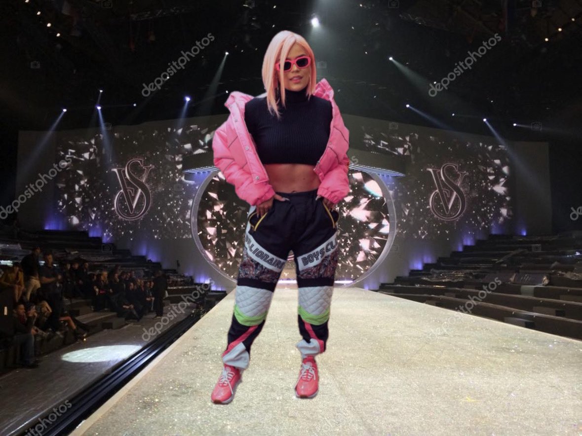 Karol G en el #VSFashionShow si todavía la vistiera Daiky