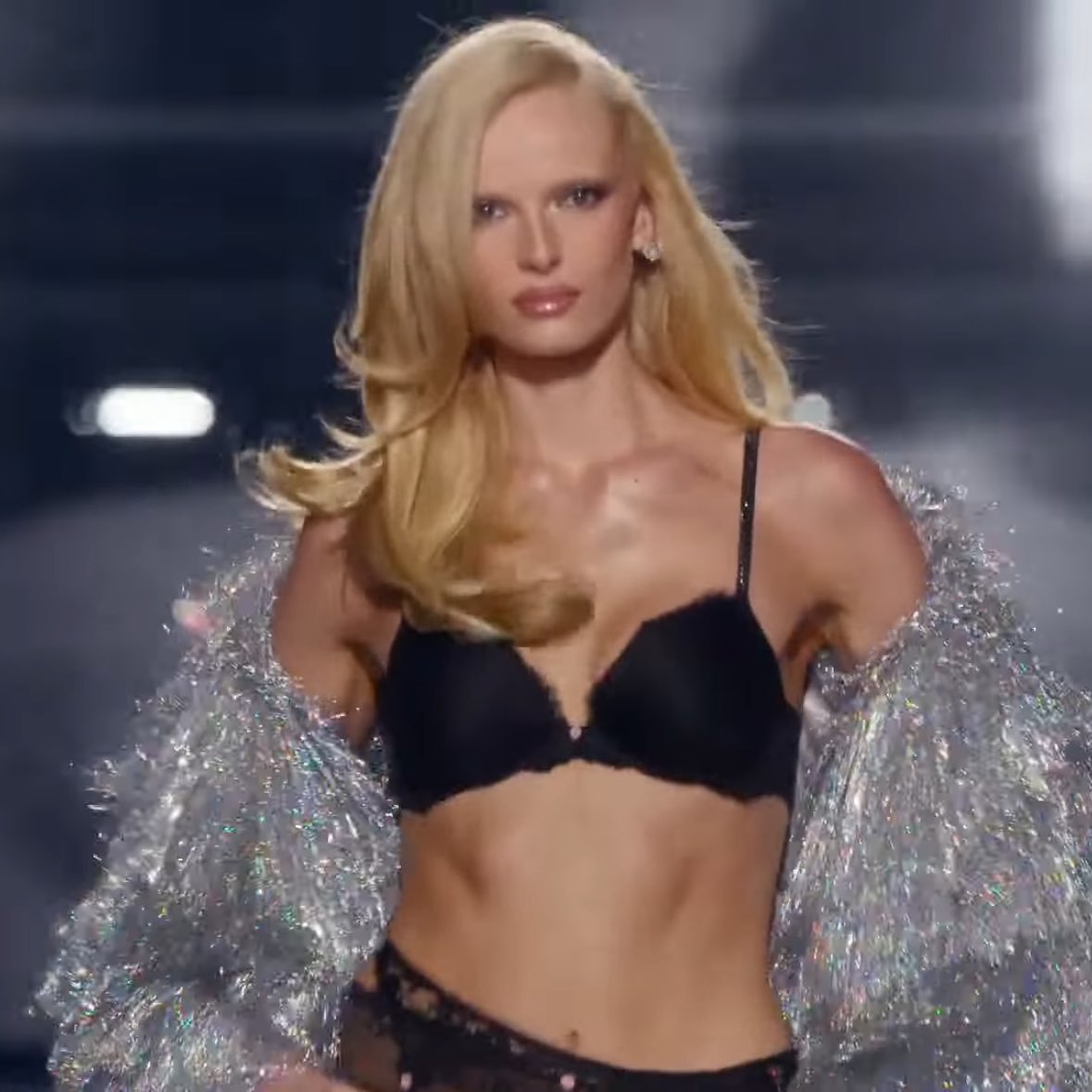 americanreqiuem's tweet image. ALEX CONSANI #VSFashionShow