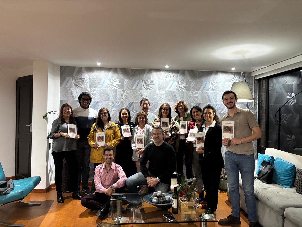 Anoche, hablando de mi libro Los intrusos con el club de lectura La Excusa, dirigido John Archbold. Sus integrantes leyeron los cuentos con una verdadera lectura intrusiva.