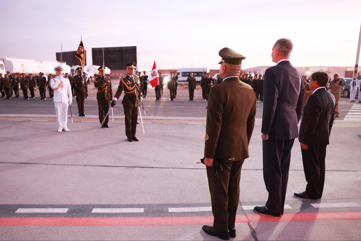 El Rey es despedido en el Aeropuerto Internacional Alfredo Rodríguez Ballón, tras presidir la inauguración del X Congreso Internacional de la Lengua Española en Arequipa (Perú).

➡️casareal.es/ES/Actividades…